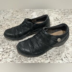 Womens Shiny Black Clarks Shoes Size 6.5